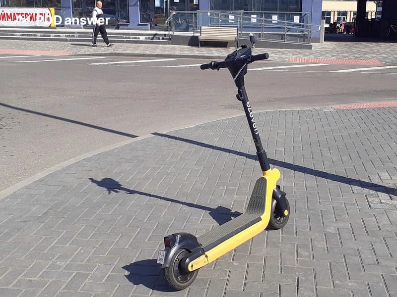 В каком из перечисленных мест разрешено поставить средство персональной мобильности на стоянку?