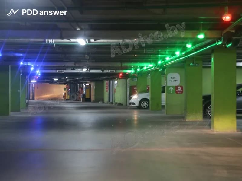 С какими включёнными внешними световыми приборами следует осуществлять движение в подземном паркинге, расположенном в населённом пункте?