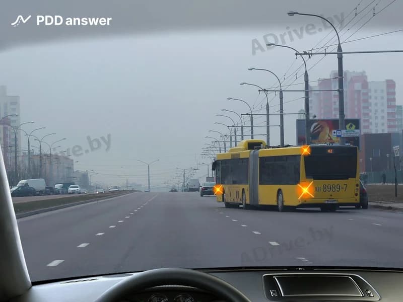 Должны ли Вы, управляя легковым автомобилем, при движении в населённом пункте уступить дорогу автобусу, совершающему в показанной ситуации перестроение в конце зоны остановочного пункта?