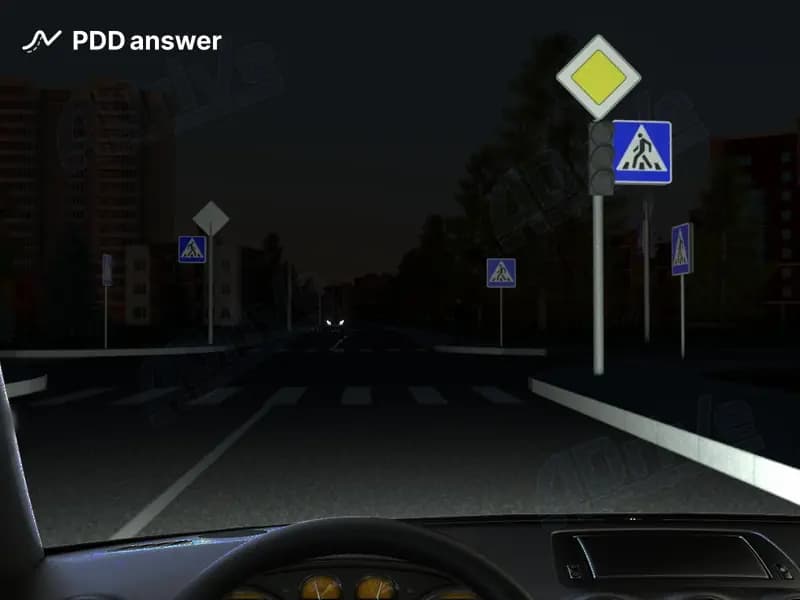 В чём состоит опасность проезда перекрёстка прямо в показанной ситуации?