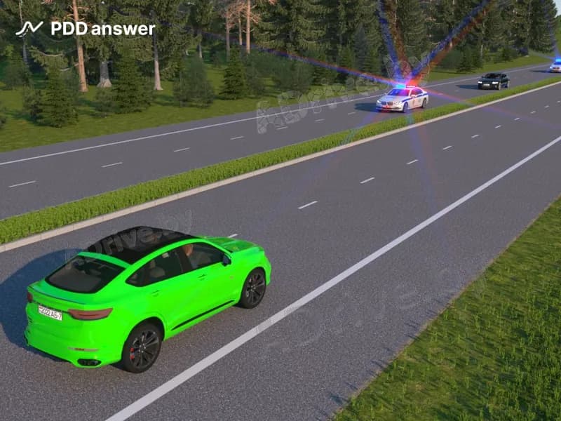 Правильно ли поступит водитель зелёного легкового автомобиля, заняв крайнее правое положение на проезжей части дороги и остановившись, при наличии обочины?