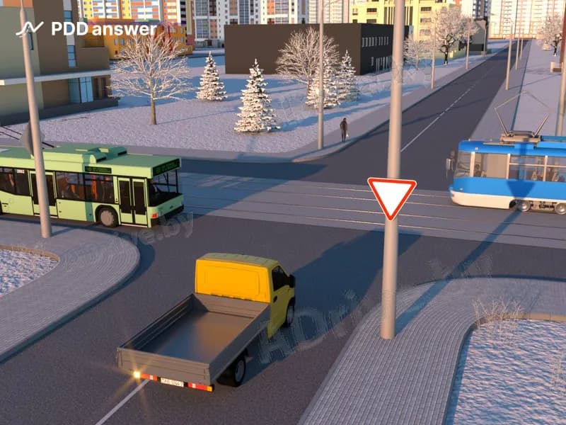 Водитель грузового автомобиля проедет перекрёсток: