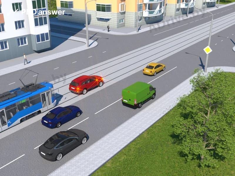 Должен ли водитель синего легкового автомобиля предоставить возможность водителю красного легкового автомобиля освободить трамвайный путь в случае создания препятствия для движения трамвая?