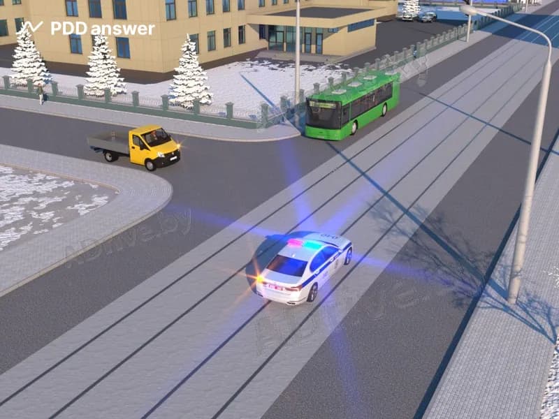 Какие транспортные средства находятся на главной дороге?