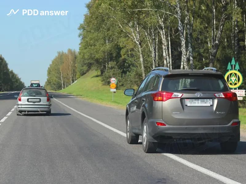 Разрешается ли движение по обочине дороги в показанной ситуации с целью опережения транспортных средств?