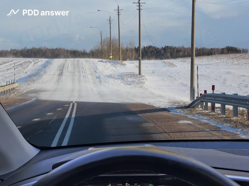 Что необходимо предпринять, управляя легковым автомобилем, на показанном участке дороги?