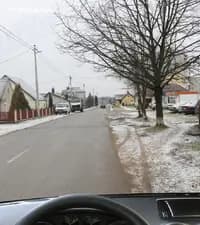 С какой максимальной скоростью Вам при управлении легковым автомобилем разрешается движение в населённом пункте на показанном участке дороги за дорожным знаком в выходной день в 12:30?