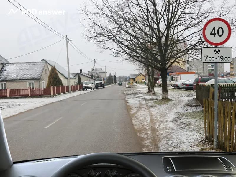 С какой максимальной скоростью Вам при управлении легковым автомобилем разрешается движение в населённом пункте на показанном участке дороги за дорожным знаком в выходной день в 12:30?