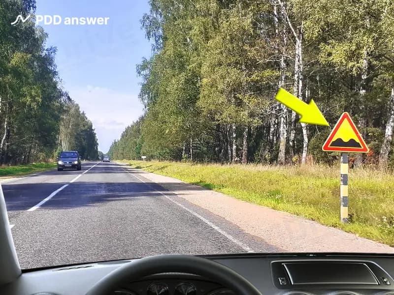 На каком расстоянии до начала участка с неровностями на проезжей части дороги вне населённого пункта устанавливается показанный дорожный знак?