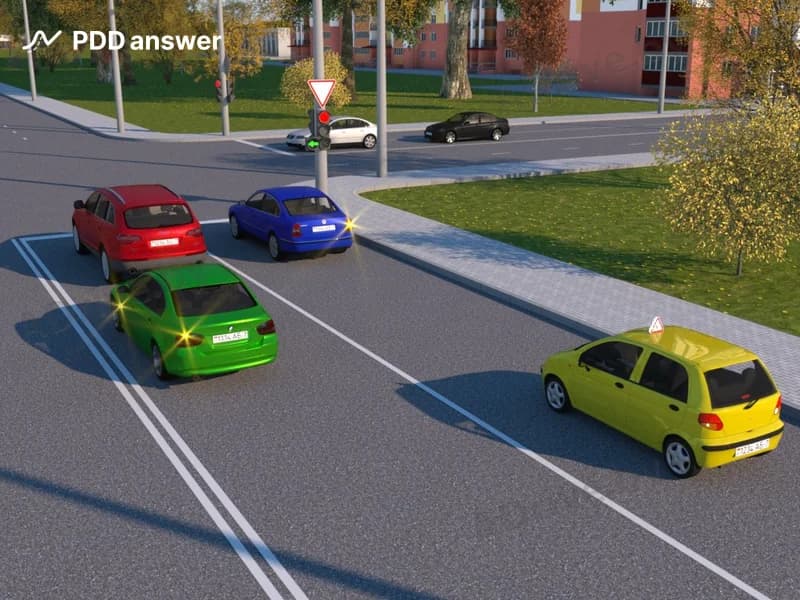 Как необходимо поступить водителю красного легкового автомобиля, если ему необходимо проехать перекрёсток прямо?