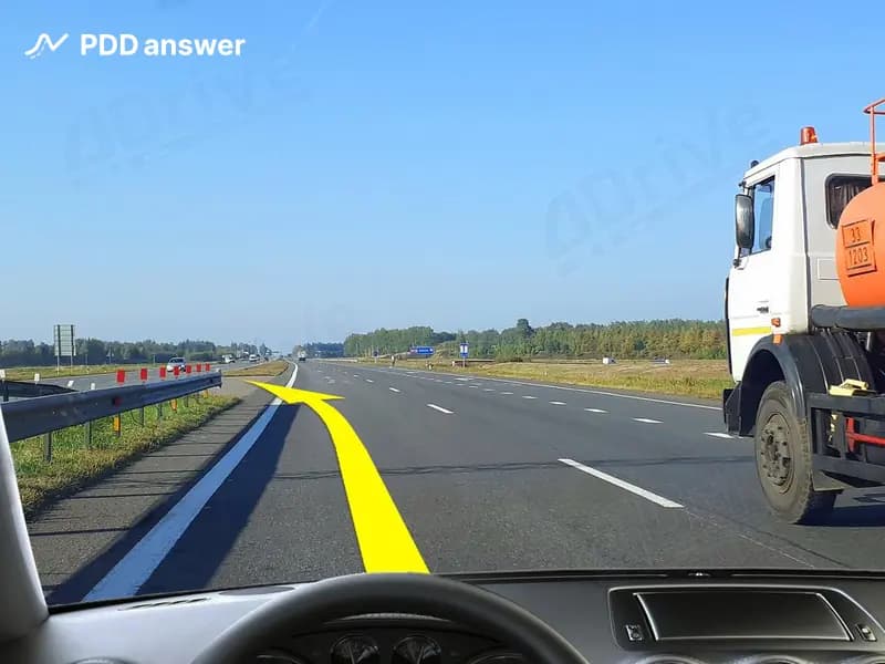 Разрешено ли Вам выполнить разворот в показанной ситуации на дороге, не являющейся автомагистралью?