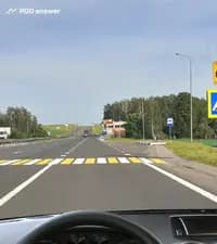 С какой максимальной скоростью разрешается движение Вам при управлении легковым автомобилем вне населённого пункта в показанной ситуации, учитывая, что Ваш водительский стаж составляет менее двух лет?