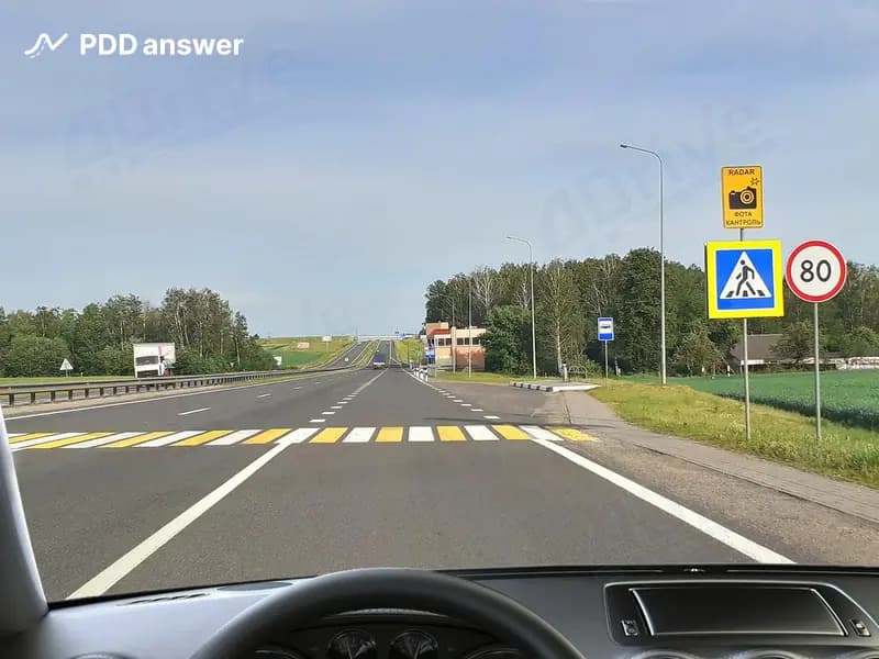 С какой максимальной скоростью разрешается движение Вам при управлении легковым автомобилем вне населённого пункта в показанной ситуации, учитывая, что Ваш водительский стаж составляет менее двух лет?