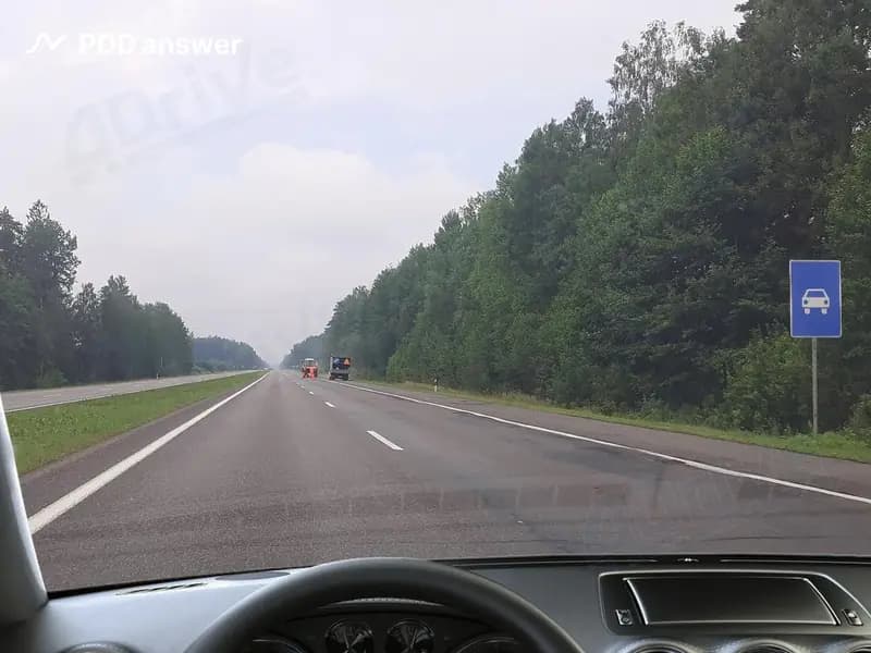 С какой максимальной скоростью разрешено движение легковым автомобилям, управляемым водителями с водительским стажем более двух лет, вне населённого пункта на дороге, обозначенной показанным дорожным знаком?