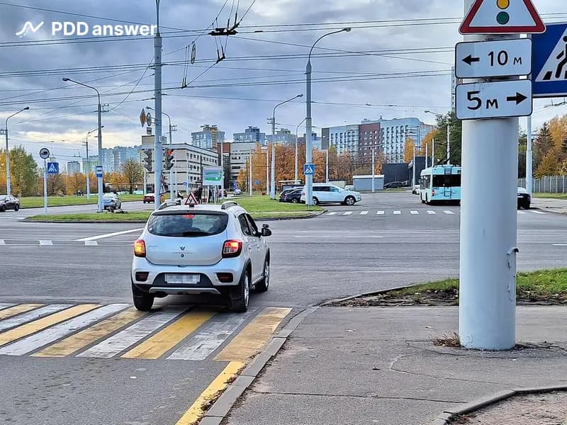 Как должно поступить лицо, обучаемое вождению транспортным средством, поворачивая налево, если выезд на перекрёсток не регулируется светофором?