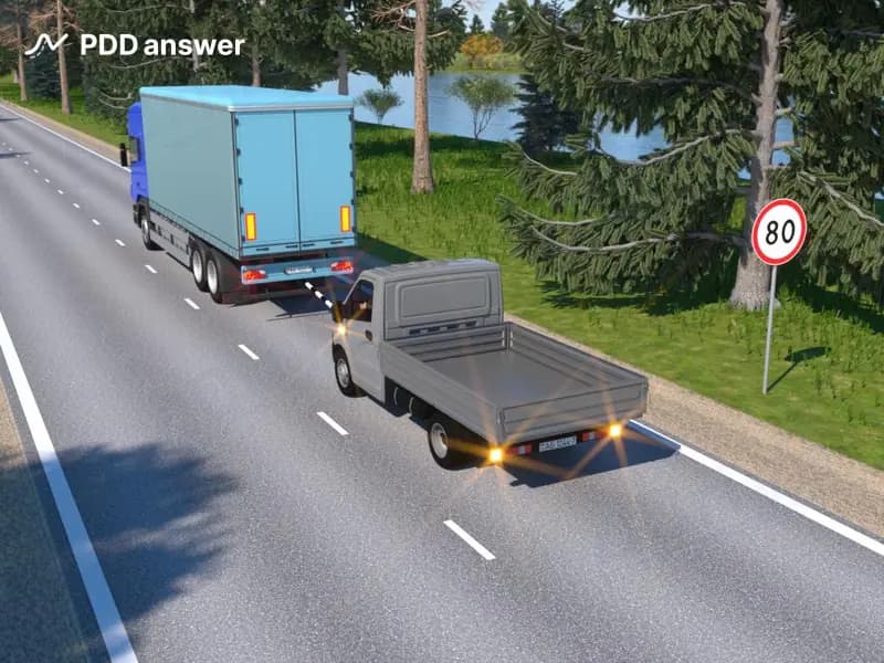 С какой максимальной скоростью разрешается буксировка грузового автомобиля в показанной ситуации вне населённого пункта?