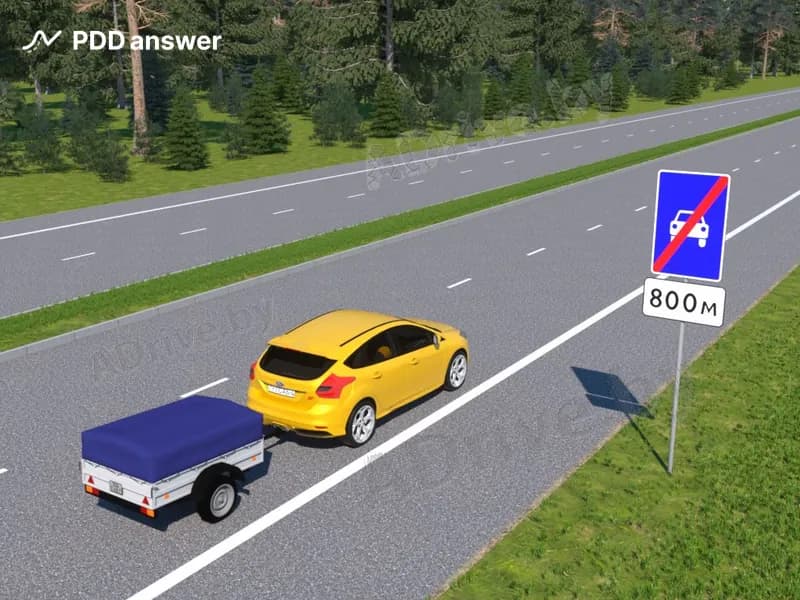 С какой максимальной скоростью разрешается буксировка прицепа легковым автомобилем на показанном участке дороги?