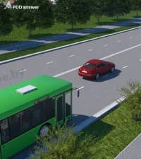 Требуется ли от водителя красного легкового автомобиля перестроиться в правую полосу движения при приближении транспортного средства оперативного назначения с включённым маячком синего цвета?