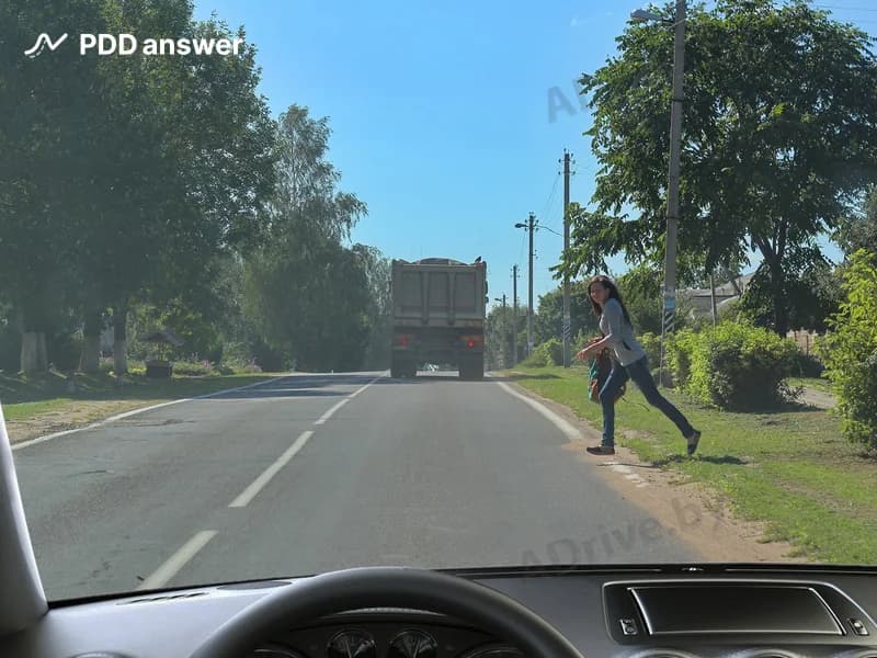 Как следует поступить в показанной ситуации, управляя легковым автомобилем?