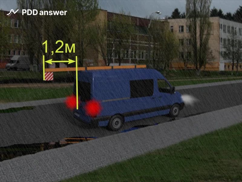 Нарушает ли водитель Правила дорожного движения, перевозя груз так, как показано, в светлое время суток в условиях недостаточной видимости?