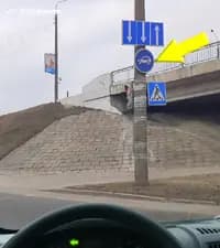 Разрешено ли Вам, управляя грузовым автомобилем с технически допустимой общей массой до 3,5 тонны, повернув налево, продолжить движение по дороге, обозначенной показанным предписывающим знаком?