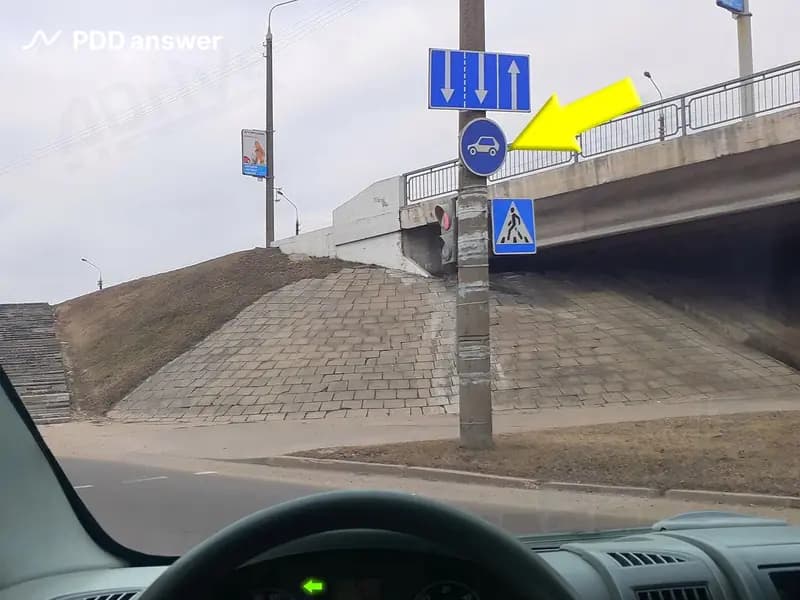 Разрешено ли Вам, управляя грузовым автомобилем с технически допустимой общей массой до 3,5 тонны, повернув налево, продолжить движение по дороге, обозначенной показанным предписывающим знаком?