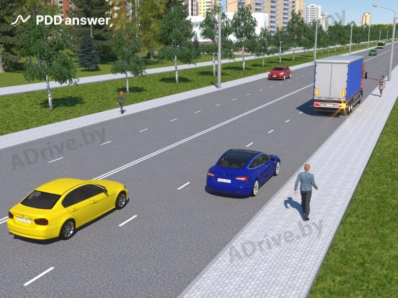 Что безопаснее всего сделать водителю жёлтого автомобиля в показанной ситуации, если грузовой автомобиль останавливается, а синий легковой автомобиль продолжает двигаться, не снижая скорость?