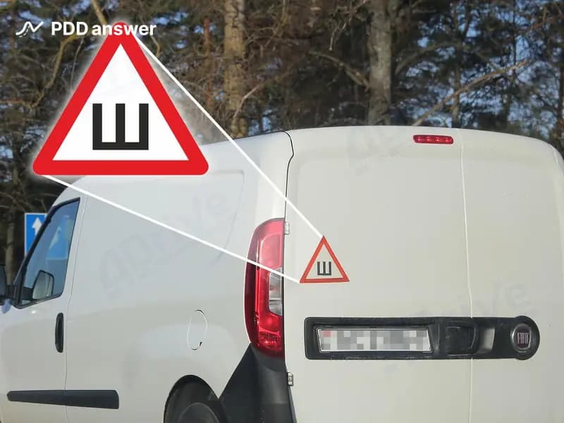 Что означает опознавательный знак, установленный на показанном автомобиле?