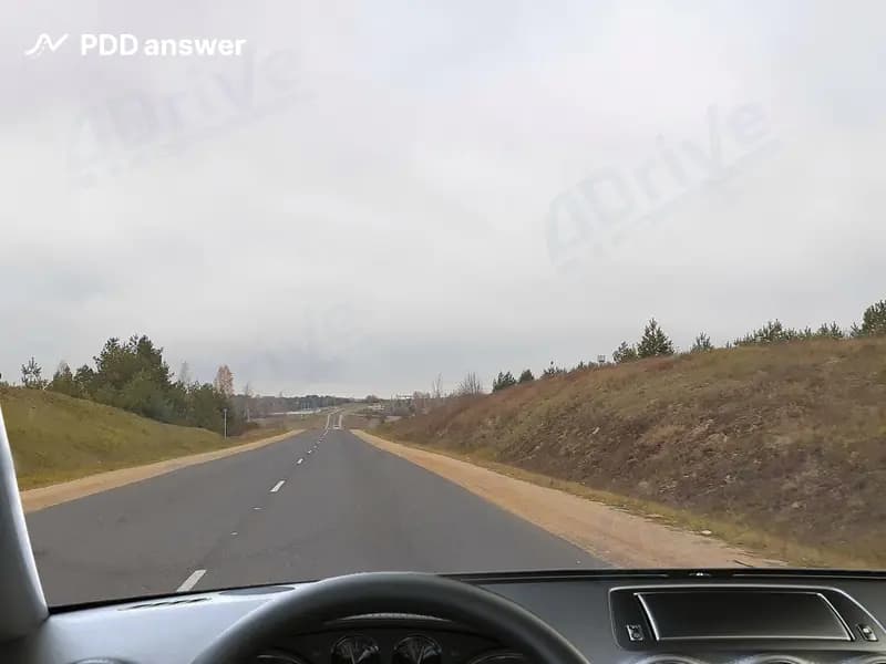 Разрешено ли Вам поставить автомобиль на стоянку на показанном участке дороги вне населённого пункта при наличии обочин, на которые имеется возможность съехать?