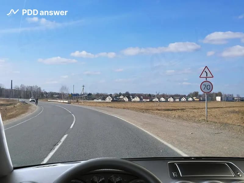 Обязаны ли Вы при движении в показанной ситуации перед поворотом дороги подать сигнал левого поворота?