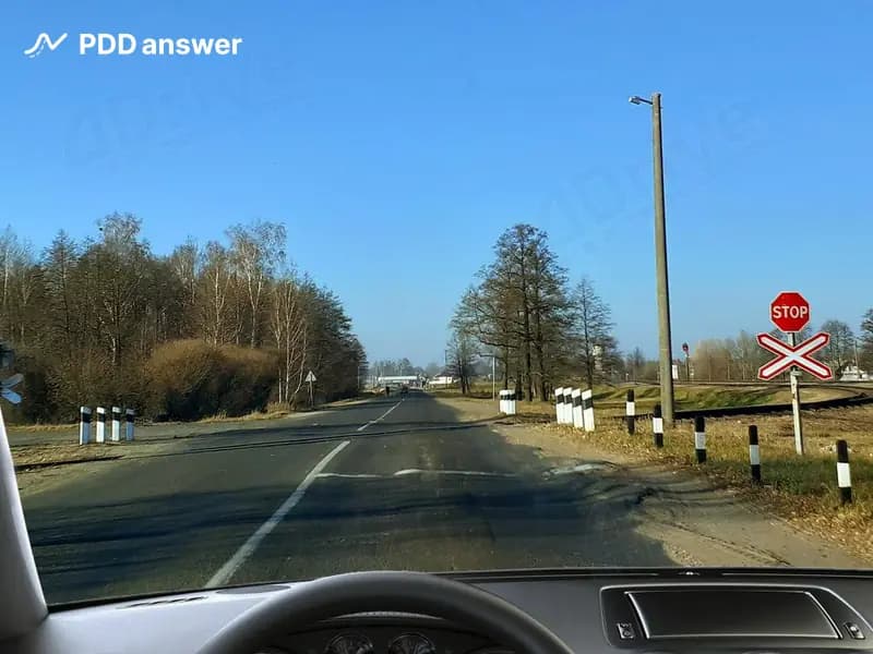 Как Вам следует поступить в показанной ситуации, если к железнодорожному переезду в пределах видимости приближается поезд?