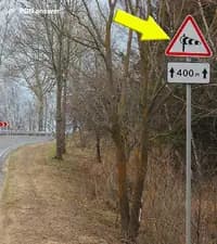 О чём информирует водителей показанный стрелкой дорожный знак?