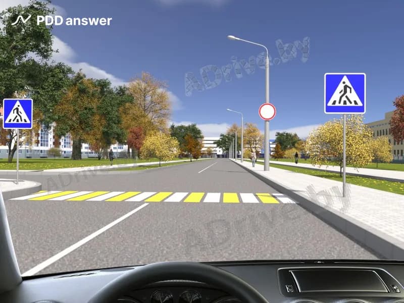 В каких направлениях Вам разрешено проехать на перекрёстке в показанной ситуации?