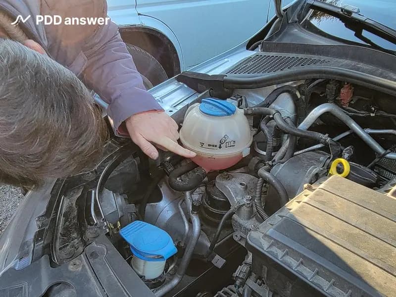 Разрешено ли водителю, обнаружившему в пути  подтекание жидкости из системы охлаждения двигателя, продолжить намеченную поездку, если устранить неисправность нет возможности?