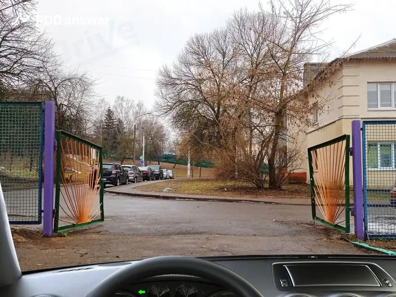 При отсутствии дорожных знаков приоритета выезд со двора: