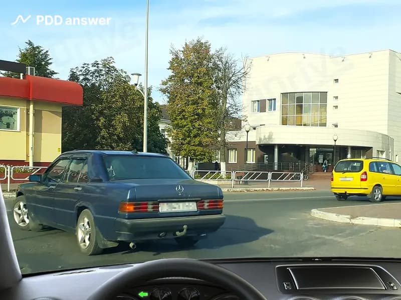 При отсутствии дорожных знаков приоритета место примыкания к дороге выезда с прилегающей территории: