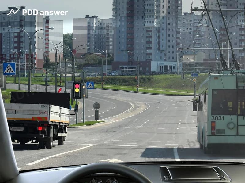 Как Вы должны поступить, подъезжая к перекрёстку при включении разрешающего сигнала в показанной ситуации?