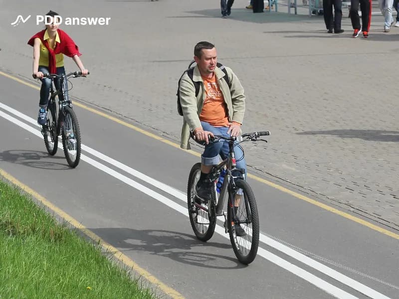 Разрешается ли двигаться на велосипеде, не держась за руль обеими руками (за исключением случаев подачи сигналов рукой)?