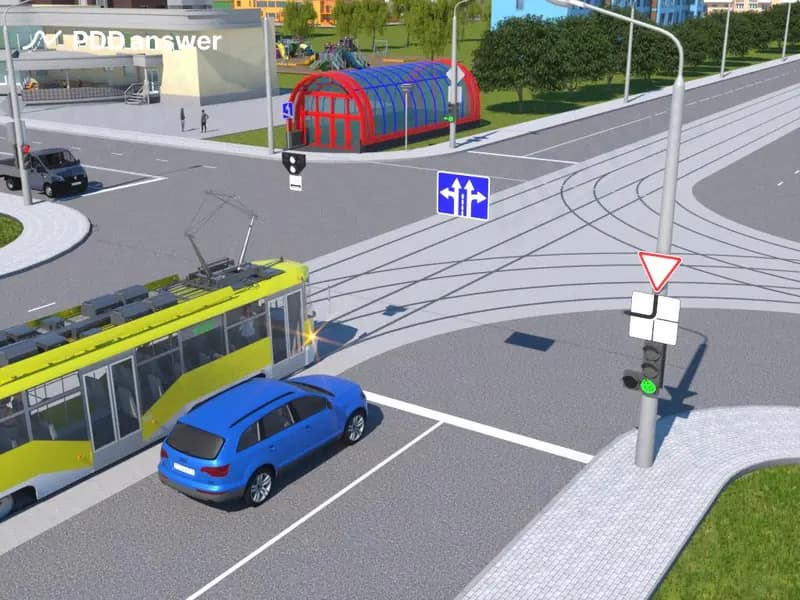 Как следует поступить водителю легкового автомобиля в показанной ситуации, если он намерен продолжать двигаться прямо?