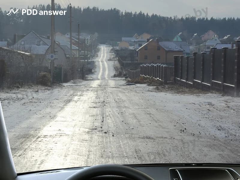 Исходя из каких условий необходимо выбирать передачу при торможении двигателем на крутом спуске дороги?