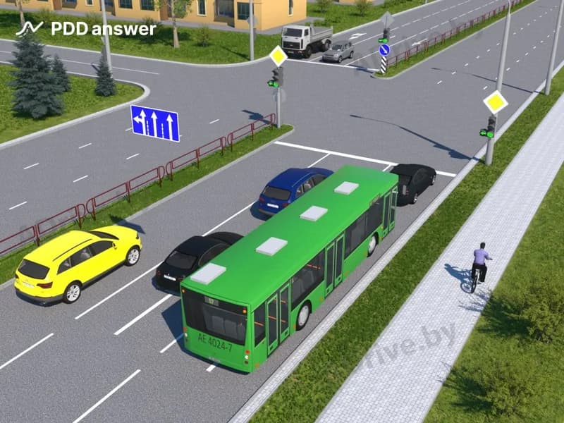 В каких направлениях разрешается продолжить движение водителю жёлтого автомобиля в показанной ситуации?