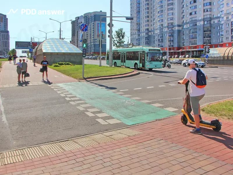 При пересечении проезжей части водитель средства персональной мобильности: