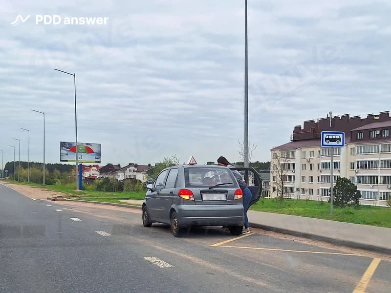 Разрешено ли произвести смену обучаемых вождению автомобиля лиц на остановочном пункте маршрутного транспортного средства?
