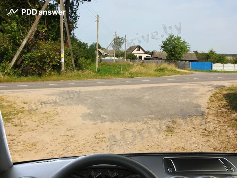 Делает ли дорогу без усовершенствованного покрытия наличие участка с усовершенствованным покрытием непосредственно перед перекрёстком равной по значению с пересекаемой дорогой с усовершенствованным покрытием?