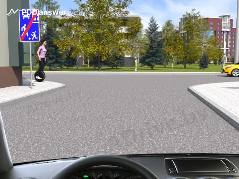 Должны ли Вы в показанной ситуации предоставить преимущество водителю средства персональной мобильности?