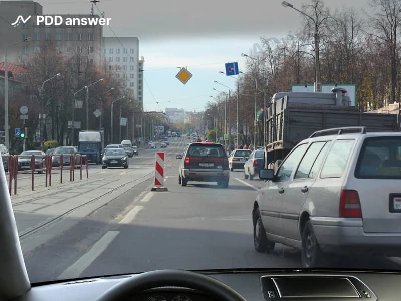 Какие из перечисленных действий участников дорожного движения могут привести к возникновению аварийной ситуации при перестроении в транспортном потоке?