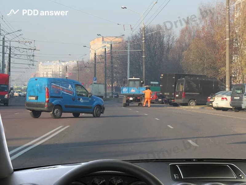 Как следует Вам поступить, управляя легковым автомобилем, если на занимаемую Вами полосу выехал автомобиль, не выполнив требование «Уступить дорогу»?