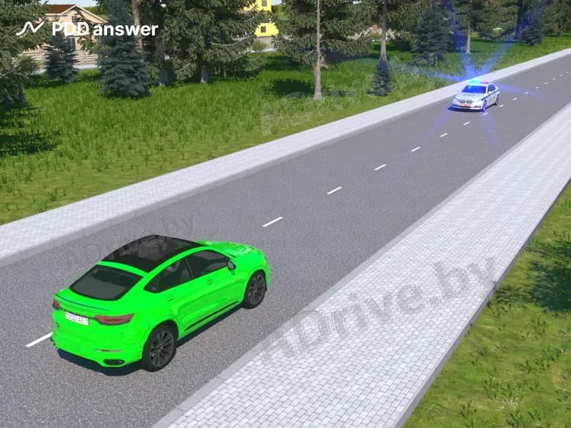 Как должен поступить в показанной ситуации водитель зелёного автомобиля при приближении транспортного средства оперативного назначения с включённым маячком синего цвета?