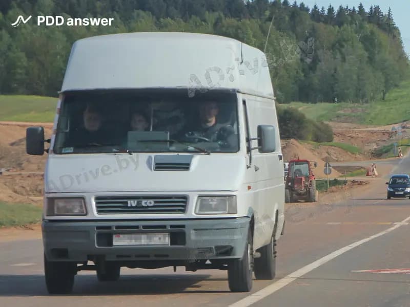 Разрешено ли перевозить на переднем сиденье грузового автомобиля двух пассажиров?