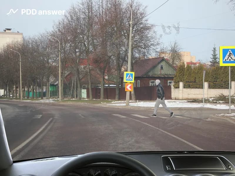 Как Вы должны поступить в показанной ситуации, управляя легковым автомобилем?